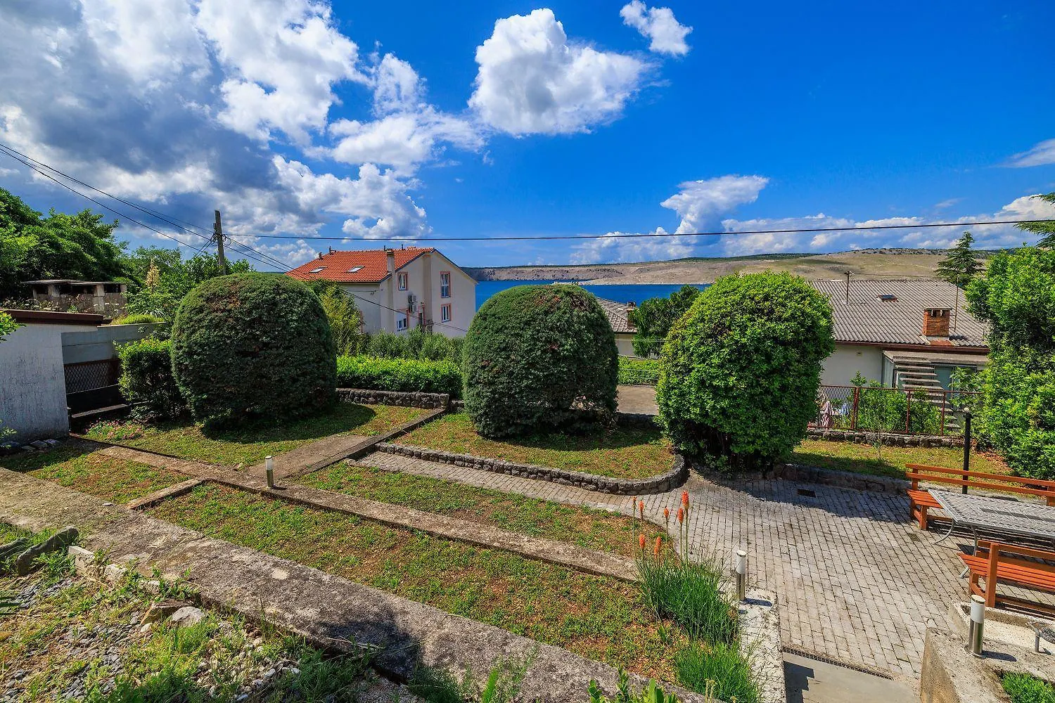 Gruene Terrasse Nur 100 Meter Zum Strand Jadranovo