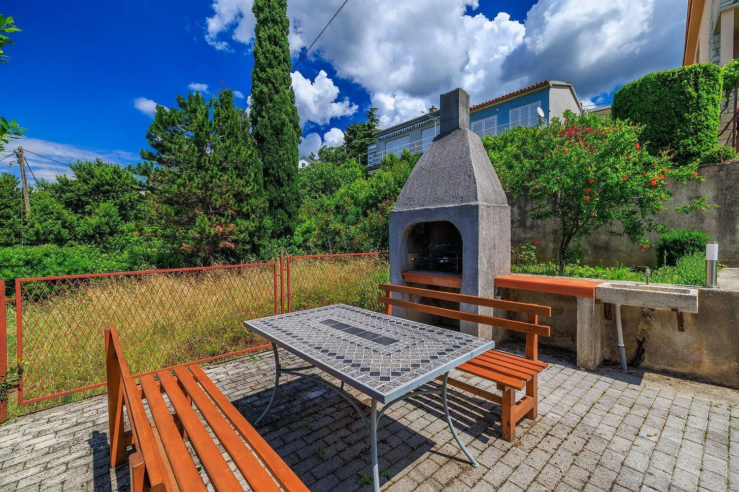 Gruene Terrasse Nur 100 Meter Zum Strand Jadranovo